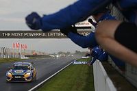BTCC Donington Park: Cammish wins again to take early points lead